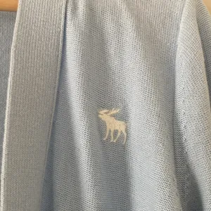 Abercrombie & Fitch Open Front Cardigan With Pockets and Logo Light Blue Size‎ S thumbnail 4