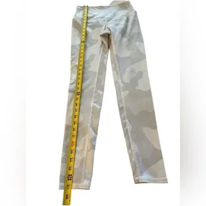 Alo Yoga Women’s Full Length Camouflage Gray / White Leggings Size S thumbnail 6