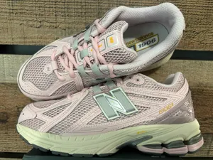 Kid’s 4.5 new balance sneaker.  thumbnail 3