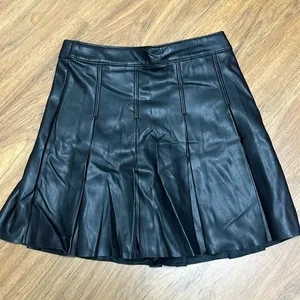 Hollister Ultra High-Rise Black Leather Pleated Skirt Sz S thumbnail 5