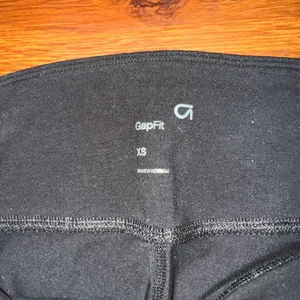 Nwt GapFit Mid Rise Full-Length Flare Leggings thumbnail 3