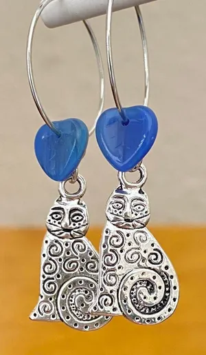 Handmade antique silver tone cute boho cats & quality heart shape Czech glass beads dangle hoop earrings💙🐈💙 thumbnail 1