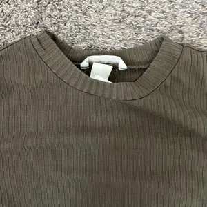 NWOT H&M olive green ribbed long tee shirt thumbnail 3