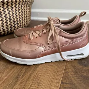 Nike Air Max Thea SE Metallic Red Bronze Rose Gold Sneakers 10 thumbnail 2