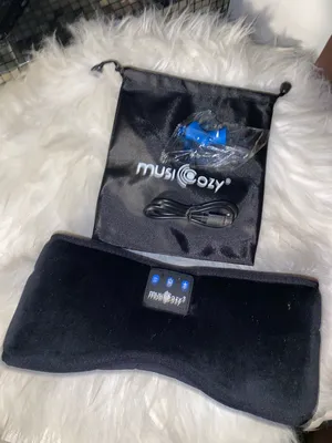 Black Sleep Mask with Built-In Headphones thumbnail 6