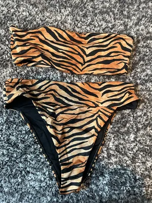Kendall & Kylie Bikini thumbnail 1