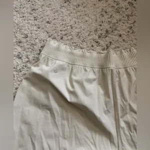 Lululemon Stretch Woven Ruffle-Waist Wide-Leg Crop Pants‎ Sz XL in Bone thumbnail 6
