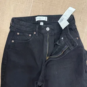 Abercrombie & Fitch curve love high rise jeans cuff hem in black (25 short) thumbnail 2