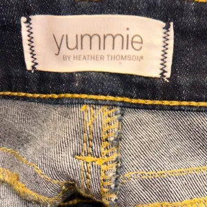Yummie By Heather Thomson SZ 25 Rock What You Got Jeans - Bootcut - Dark Vintage thumbnail 4