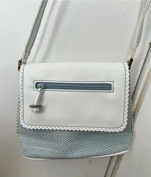 Liz Claiborne White and Light Blue woven Scalloped Crossbody Bag USED thumbnail 1