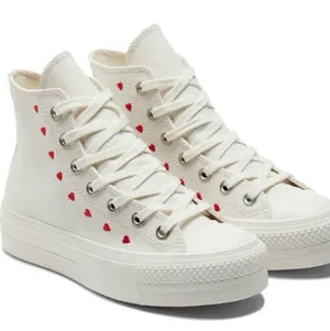 Converse Platform Hearts Chuck Taylor All Star Lift High Embroidered thumbnail 1