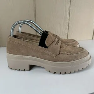 Patina Zoe Loafer Womens 9 Taupe Beige Chunky Suede Lug Sole Platform Penny thumbnail 2