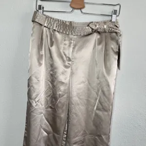 Maeve By Anthropologie Champagne Satin Jogger Dress Pants Size 2 metallic thumbnail 4