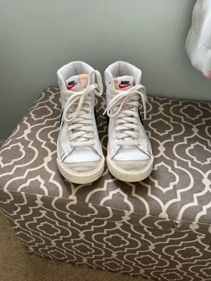Nike Women’s White Mid Blazer 77 thumbnail 3