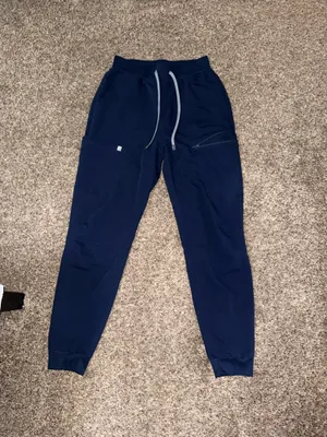 Fabletics Scrubs Set thumbnail 3