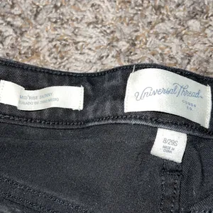 Universal Threads mid rise black skinny jeans thumbnail 3