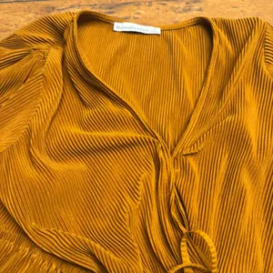 Abercrombie & Fitch Mustard Yellow Plisse Pleated Peplum‎ Top V-Neck Small thumbnail 2