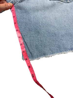 💙 Good American Good ’90s Denim Shorts Size 2/26 Light Wash Cutoff Jean Shorts 💙 thumbnail 4