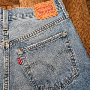 Levis 501 Original High Rise Distressed Denim Shorts Medium Wash Women's size 28 thumbnail 9