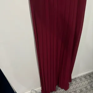 BCBGeneration Burgundy Pleated Maxi Dress Size 6‎ Old Money Goddess Romantic thumbnail 7