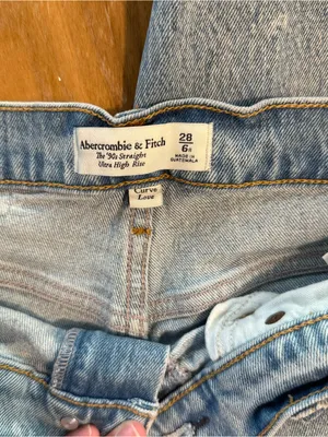 Abercrombie & Fitch Light Wash 90’s Straight Ultra High Rise Jeans 28 waist thumbnail 4