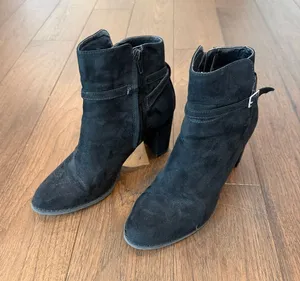 Banana Republic women's Black Suede Zip 4" Heels Ankle Boots Size 8 - C11-685 thumbnail 1