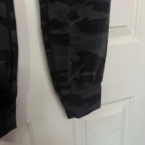 Athleta Salutation Camo Jogger Pants Athletic Camouflage Gray Black Size S Small thumbnail 4