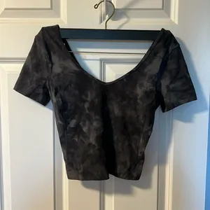 Lululemon top thumbnail 1