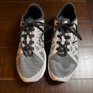 New Balance 811v2 Womens 8.5 D Black White Chevron Training Shoes WX811AG2 thumbnail 3