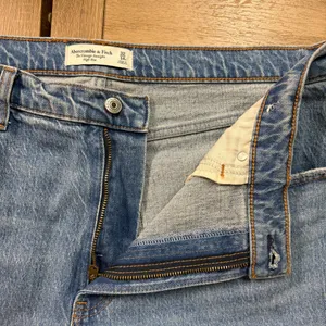 Abercrombie & Fitch The Vintage Straight High Rise Jeans Medium Wash Size 32/14R thumbnail 7
