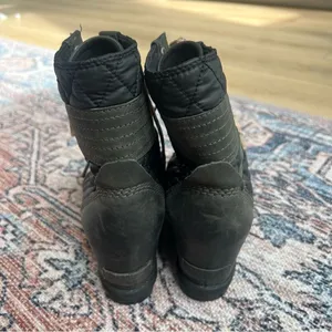 Sorel Lexi Wedge Boot Olive Green and Black Quilted Leather Ankle Boots Size 8 thumbnail 3