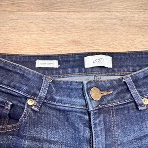 LOFT Outlet Curvy Skinny Jeans Dark Wash‎ Womens Size 4 Clean Wash Flattering thumbnail 4