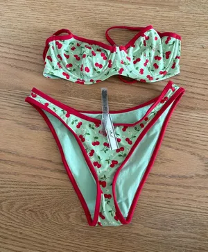 Frankie’s Bikinis set 🍒 thumbnail 1