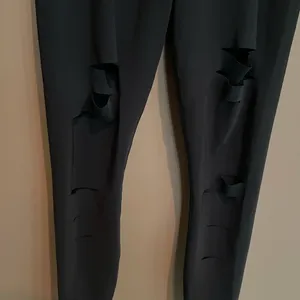Alo Yoga High Waisted Ripped Warrior Legging in Black‎ Size Medium thumbnail 9