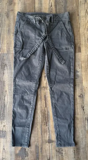 American Eagle Women’s Grey Low-Rise Cargo Jeggings Stretch Sz 8 Short thumbnail 1