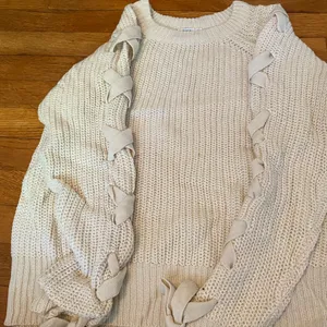 Cute white sweater Size M thumbnail 1