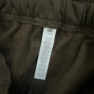 Alo Yoga NWT Accolade Straight Leg Sweatpants in Expresso Color Size S thumbnail 9