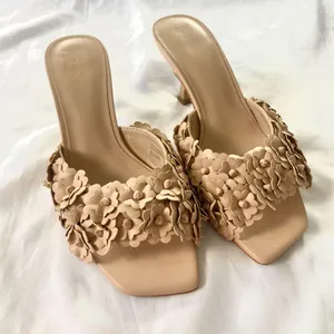 NIB Shushop ELSA Tan Cream Nude dimensional floral appliqué Mule High Heels 7.5 thumbnail 2