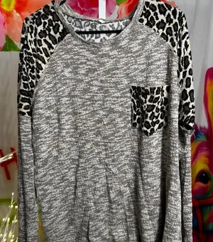 S65. Easel leopard print long sleeve top with pocket Size M thumbnail 1