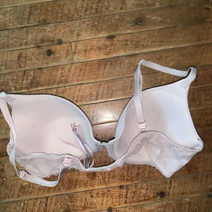 Victoria’s Secret Lacy T-shirt lightly lined 32D Demi bra thumbnail 2