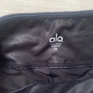 Alo Yoga Women's Black Multicolor Butterflies Ankle Compression Leggings Sz XS thumbnail 7