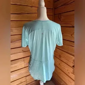 LULULEMON Size 8 teal top with vented sides​ thumbnail 4