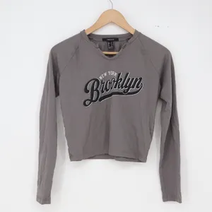 Forever 21 Crop Top Womens Medium New York Brooklyn Gray Graphic LS thumbnail 2