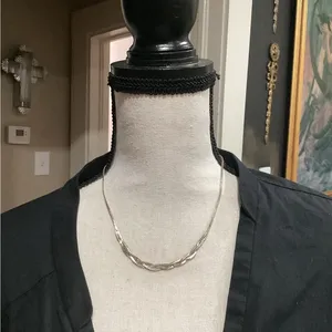 Elegant Silver Necklace thumbnail 1