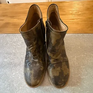 Sofft Siri Camo Leather Waterproof Wedge Sneaker Booties Size 8.5 thumbnail 4