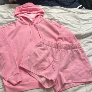 Alo yoga hoodie + sweatshorts thumbnail 1