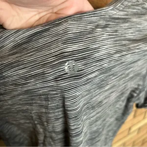 Lululemon Short Sleeve V-Neck Short Sleeve Tee Heathered Gray Black Size 2 thumbnail 5