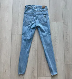 American Eagle Ripped Blue Jeans Stretch Skinny high rise women’s US 4 thumbnail 2