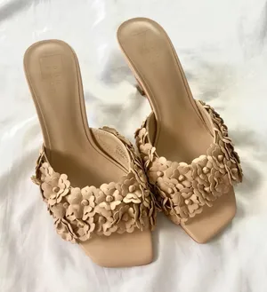 NIB Shushop ELSA Tan Cream Nude dimensional floral appliqué Mule High Heels 7.5 thumbnail 1