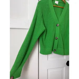 H&M Women Green Ribbed Knit V-Neck Cropped Cardigan Sweater Button Front Small thumbnail 9